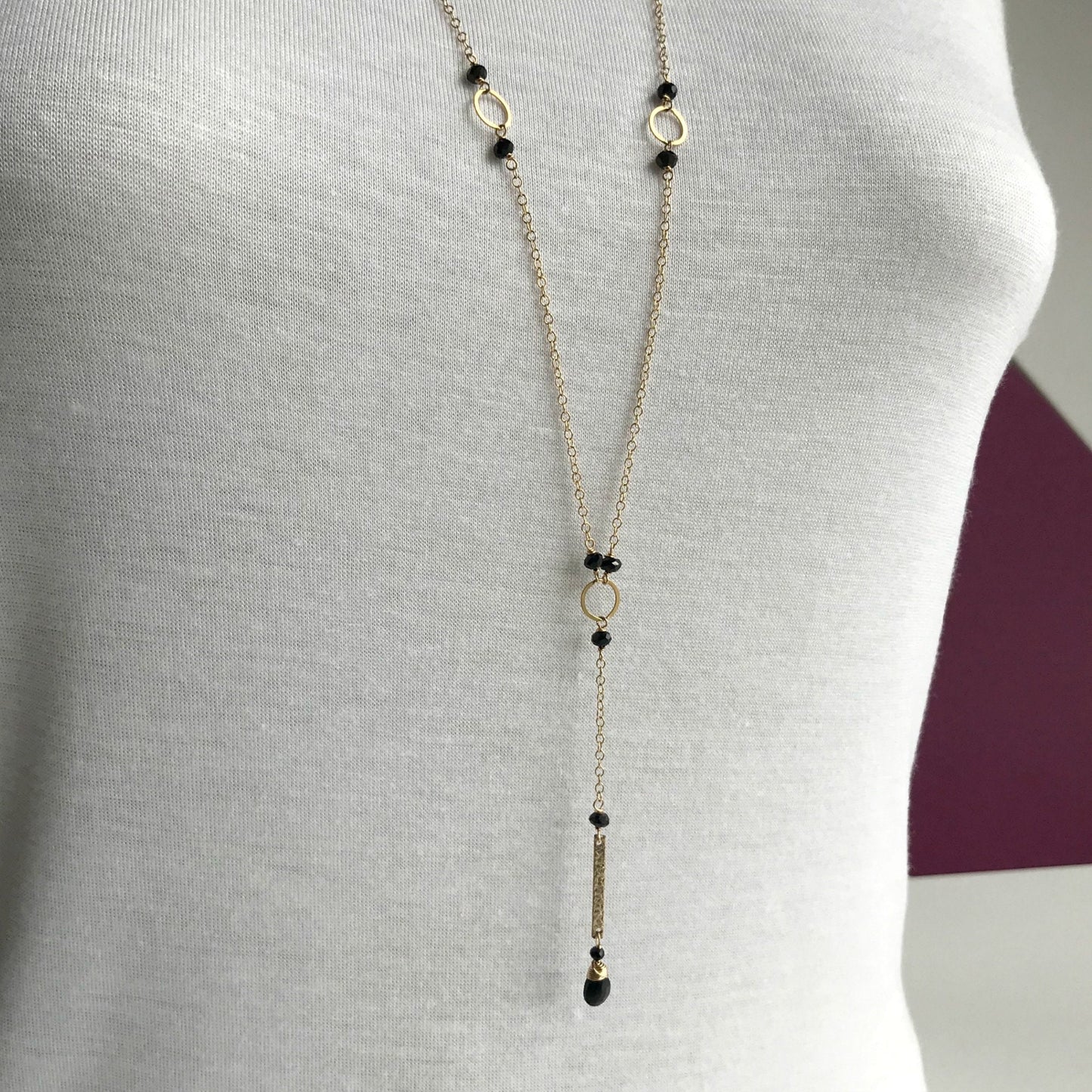 Protection & Grounding: Shields from negative energy and promotes emotional balance.
Energy Amplification: Enhances the power of other stones and boosts vitality.
Physical Healing: Supports the immune system and improves circulation.
Emotional Balance: Releases blockages and aids in healing emotional wounds.
Manifestation & Motivation: Encourages success and determination.
Black Spinel is ideal for those seeking strength, protection, and emotional healing.