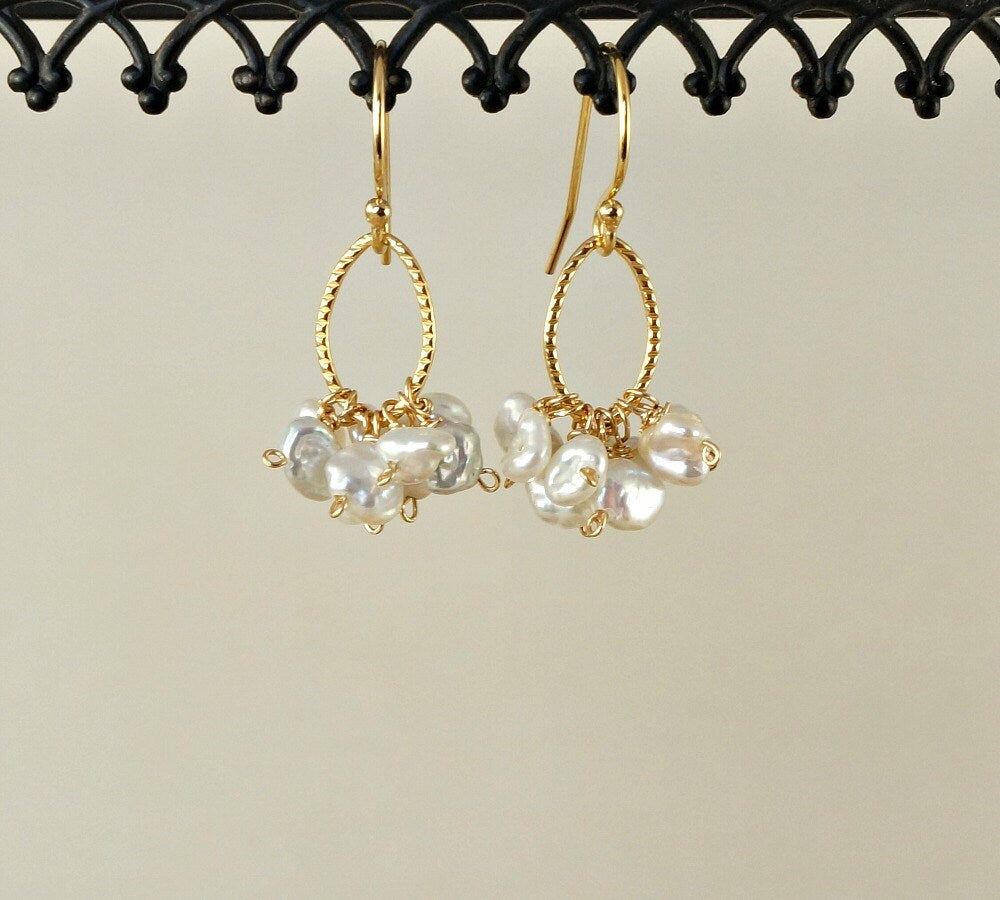 Pearls Earrings Birthstone jewelry Cute Earrings Delicate Earrings Wedding Earrings Dangle Earrings Dainty Earrings Minimalist Earrings