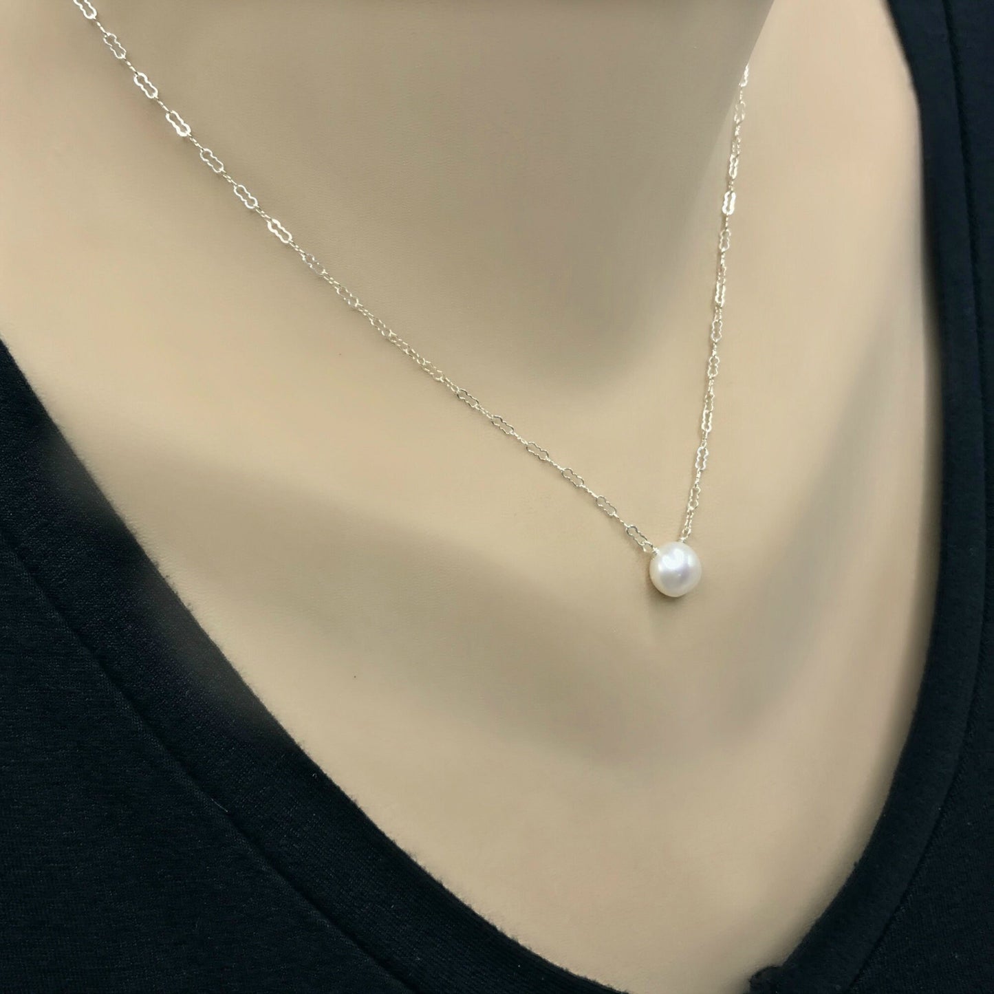 Single Dainty Gold Pearl Necklace Pearl Choker Layering Necklace June Birthstone Pendant Necklace White Pearl Necklace Floating Pearl